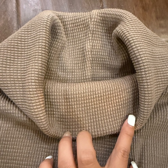 Aritzia The Group by Babaton Thermal Cowl Neck Long Sleeve Taupe size XXS - Picture 6 of 14